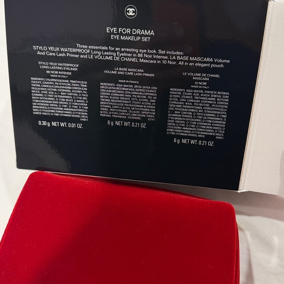 CHANEL Luxurious Red Velvet pouch - Picture 12 of 12